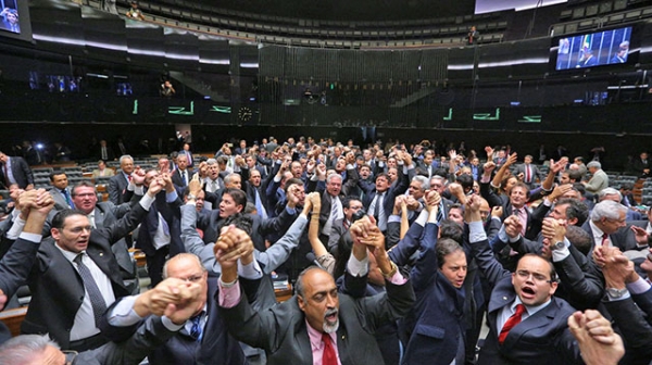 Deputados cobram em coro ren�ncia de Dilma ap�s revela��o de conversa com Lula