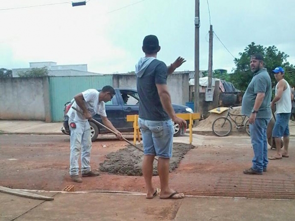 Ju�na: Moradores do M�dulo 04 esclarecem doa��es para constru��o de Quebra Molas no bairro.