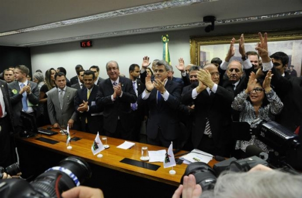 Por aclama��o, PMDB desembarca do governo Dilma