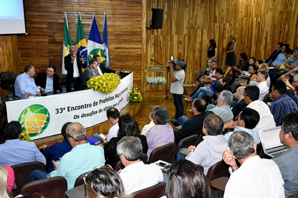 AMM re�ne prefeitos para debater gest�o e alternativas para a crise