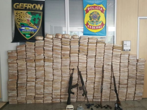 Pol�cia encontra 602 kg de drogas e armas �escondido no mato�