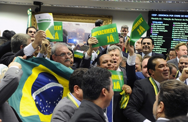 Comiss�o da C�mara aprova autoriza��o para processo de impeachment de Dilma