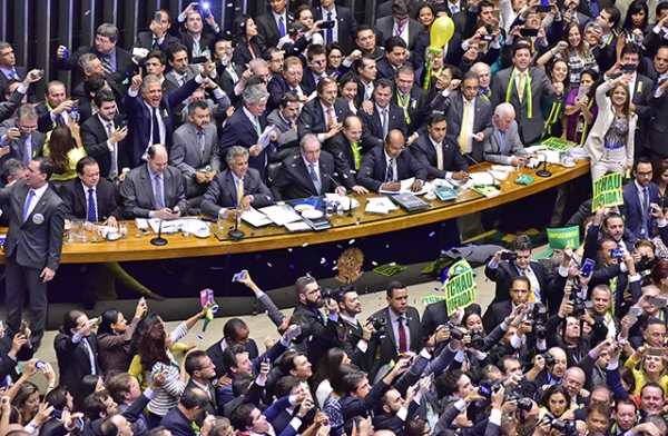 Com 367 votos a favor e 137 contra C�mara autoriza instaura��o de processo de impeachment de Dilma 
