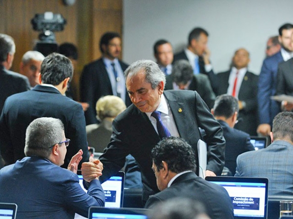 Raimundo Lira eleito presidente da comiss�o do impeachment