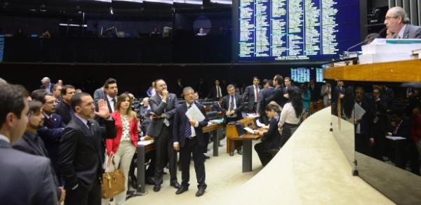 C�mara aprova fim da reelei��o para presidente, governador e prefeito