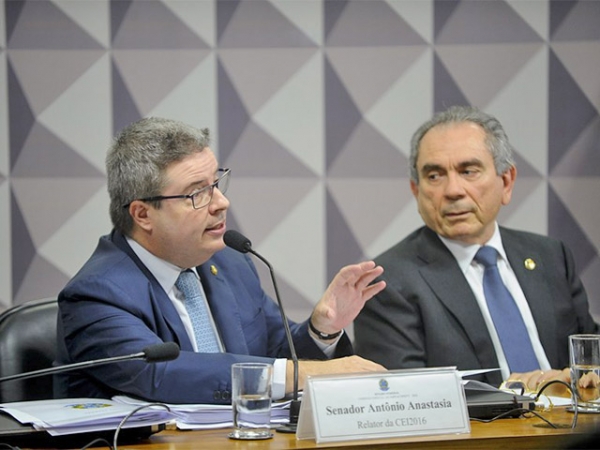 Parecer de Anastasia favor�vel a impeachment de Dilma deve ser votado na sexta