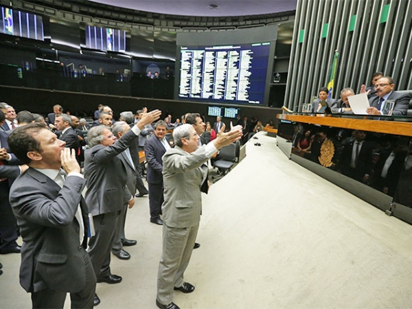 Em protesto no Plen�rio, deputados de oposi��o cobram sa�da de Waldir Maranh�o da presid�ncia da C�mara
