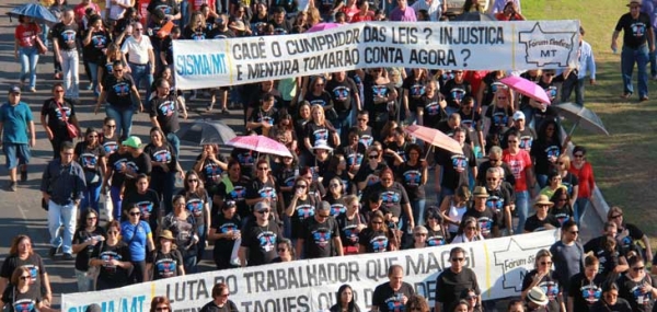 Servidores do estado recusam proposta e �cruzam os bra�os� por tempo indeterminado