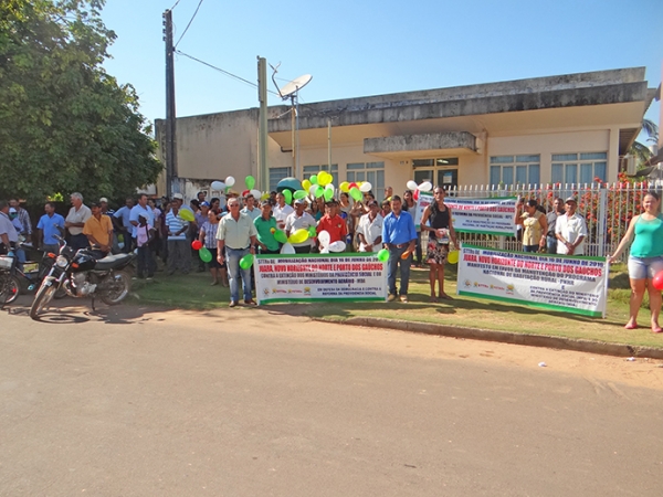 Trabalhadores rurais fazem manifesta��o contra a reforma da previd�ncia em frente INSS.