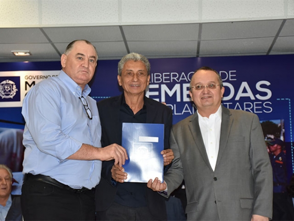 Prefeitos recebem emendas para investimentos em Educa��o, Infraestrutura e Cultura