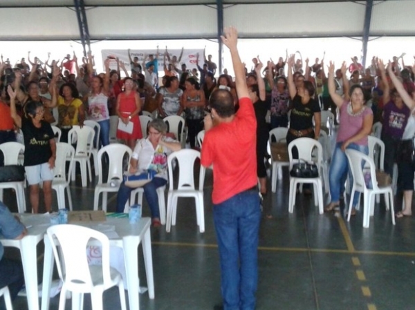 Os servidores da educa��o de Mato Grosso decidiram ontem, em assembleia geral, pela manuten��o da greve