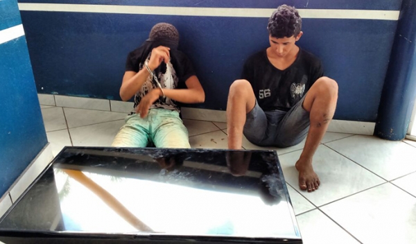 Jovens s�o presos em flagrante ap�s praticar furto de televisor e tentar fugir