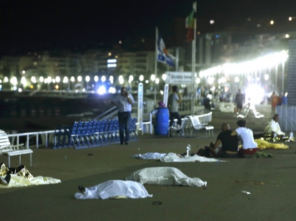 Ataque com caminh�o deixa dezenas de mortos em Nice, no sul da Fran�a