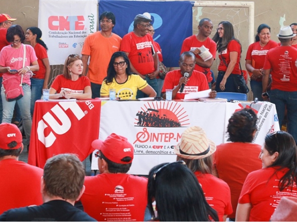 Por recomposi��o, professores de MT decidem manter a greve