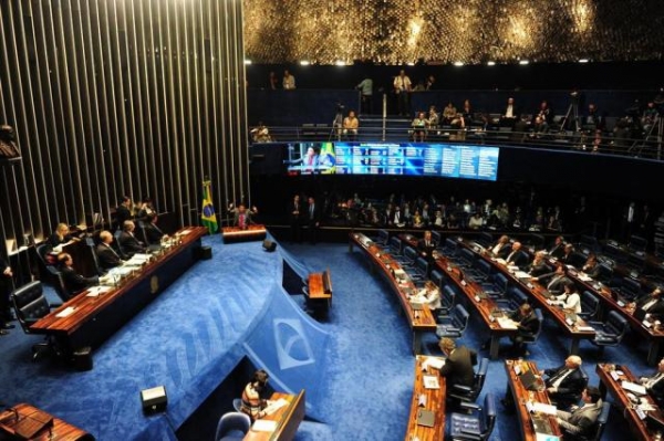 Senadores aprovam parecer, Dilma vira r� e vai a julgamento em plen�rio