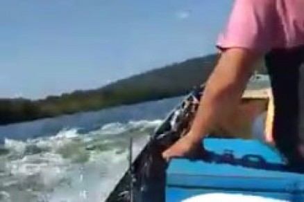 Homem morre em naufr�gio no Rio Arinos; v�deo mostra barco afundando