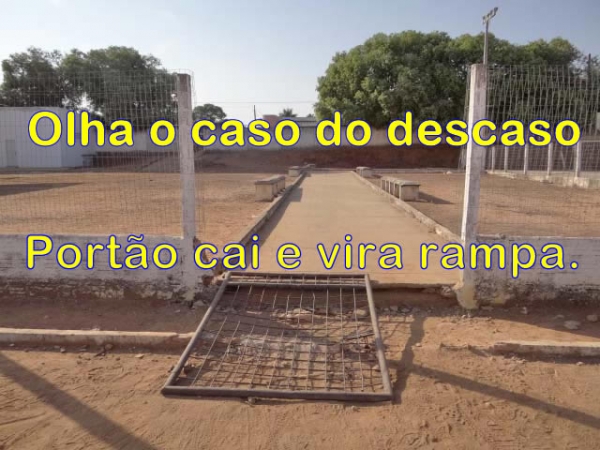 Olha o caso do descaso, port�o cai e vira rampa para motos.