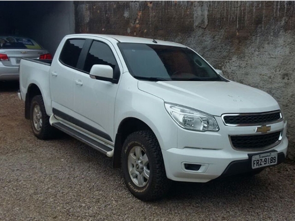 Jovens s�o flagrados com caminhonete roubada em a��o da Derf de Rondon�polis