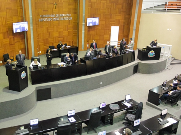 Lei do Refis trar� benef�cios para o estado, diz presidente Guilherme Maluf