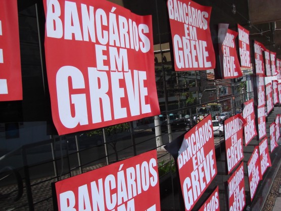Banc�rios em greve e bancos voltam a renegociar nesta ter�a-feira