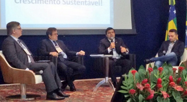 Diretor Geral da AJES discutiu os rumos da educa��o brasileira no 9� FinacIES em Aracaju;