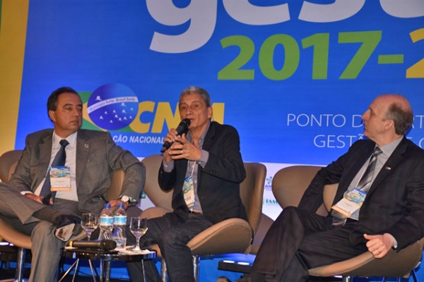 Prefeitos conhecem observat�rio pol�tico durante o semin�rio Novos Gestores