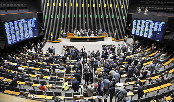 Senado aprova em 1� turno cl�usula de barreira e fim de coliga��es