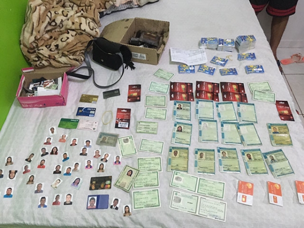 DERRFVA � Pol�cia Civil prende falsificadores e fecha f�brica documentos falsos na Capital