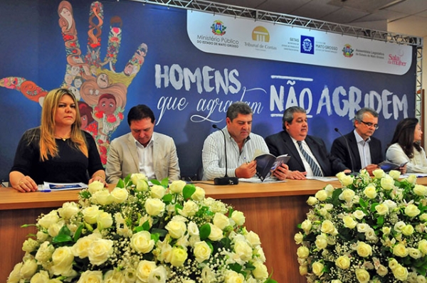 ALMT firma parceria em projeto que combate � viol�ncia contra a mulher