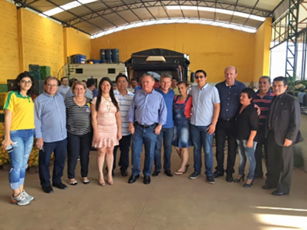 Ministro Blairo Maggi visita feira de pequenos produtores em Cuaib�