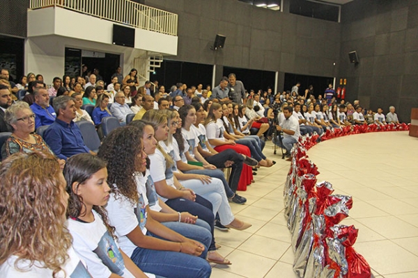 Projeto premia 30 alunos que tiveram melhores notas, disciplina e frequ�ncia em Campo Novo do Parecis