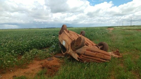 Mulher morre ap�s carro sair da pista e capotar em rodovia estadual