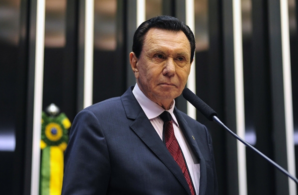 Deputado Carlos Bezerra prop�e mudar CLT para permitir 