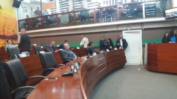 Vereadores aumentam pr�prios sal�rios e ap�s manobra n�o votam medida para ampliar arrecada��o em Cuiab� 