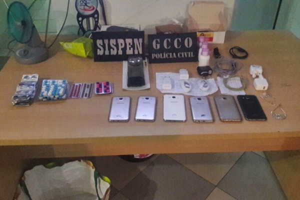 Servidora � presa levando celulares a membro de fac��o criminosa