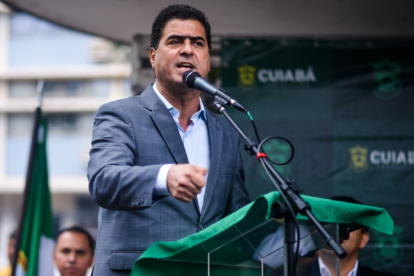 �N�o tenham vergonha, assumam que s�o pol�ticos�, diz Emanuel