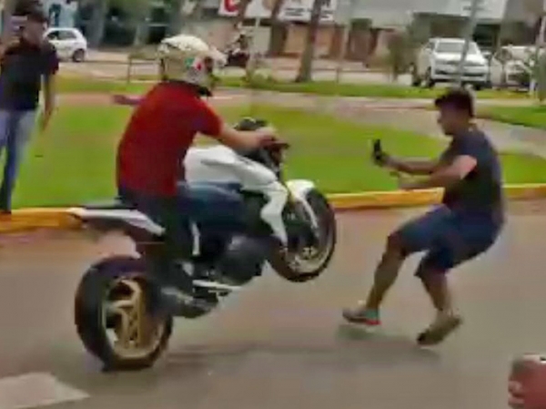 Homem empina moto em avenida e atropela pedestre em MT; veja v�deo
