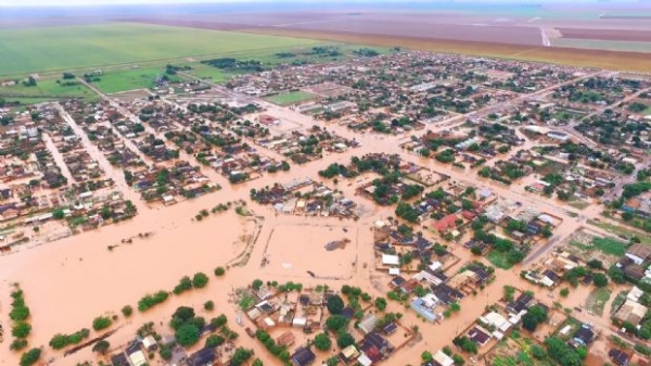 Mais de 700 casas foram inundadas ap�s 48 horas de tempestade; Fam�lias em �reas de risco resistem