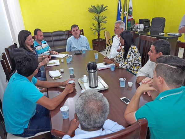 C�mara se re�ne com representantes da SECID para regularizar Loteamento Santa Terezinha