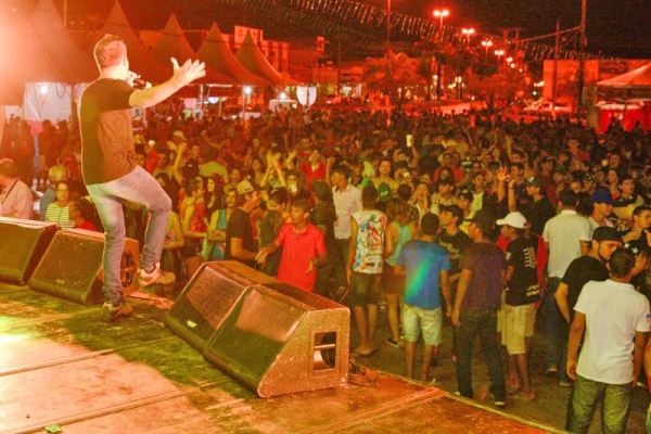 Carnaval re�ne centenas de juarenses na Pra�a dos Colonizadores
