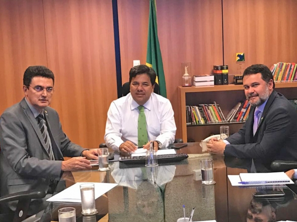 Deputados cobram do Ministro da Educa��o rapidez na libera��o da AJES em Juara