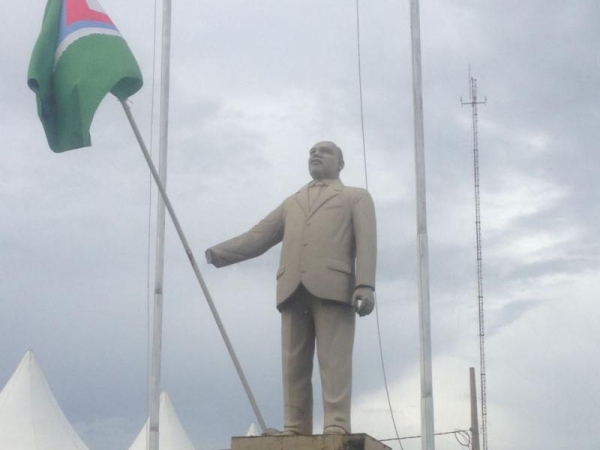 Est�tua de Z� Paran� da Pra�a dos Colonizadores est� sem a m�o direita.