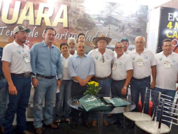 Governador Pedro Taques e vice Luiz F�varo visitam estande da ACRIVALE no InterCorte Cuiab�.