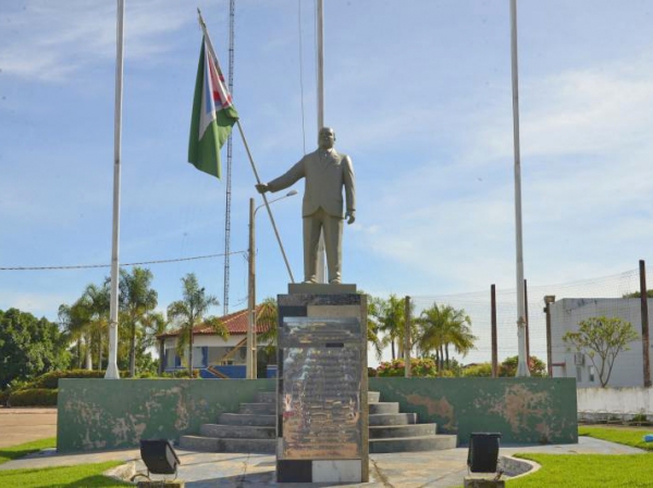 Artista conclui obra de restaura��o da m�o direita do colonizador Z� Paran�