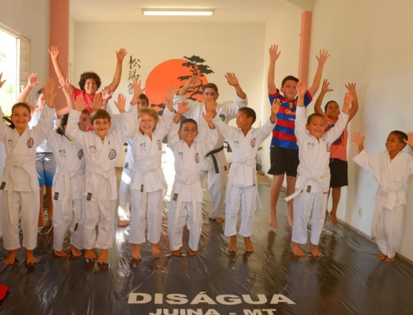 ESPORTE � SA�DE Projeto de aulas de Karat� � sucesso entre as crian�as do munic�pio
