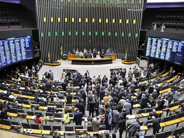 C�mara aprova terceiriza��o para todas as atividades da empresa