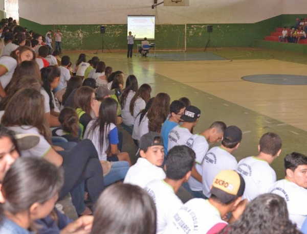 Palestra re�ne centenas de estudantes na Escola Estadual Oscar Soares