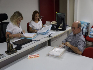 Ju�za n�o abre m�o de a��o e orienta MPE a exigir provas de Riva sobre mensalinho na Assembleia Legislativa