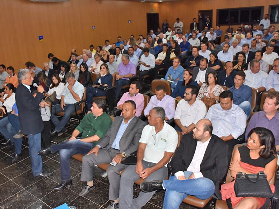 Prefeitos discutem alternativa para solucionar o caos na sa�de
