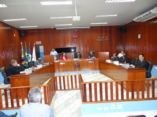Vereadores reunidos em sess�o ordin�ria derrubam vetos do Poder Executivo.